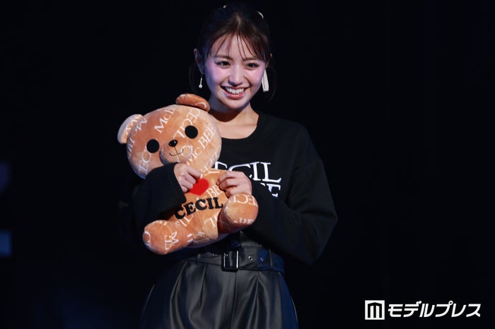 香音、ショーパンから美脚スラリ ぬいぐるみ抱き登場【STARRZ TOKYO】