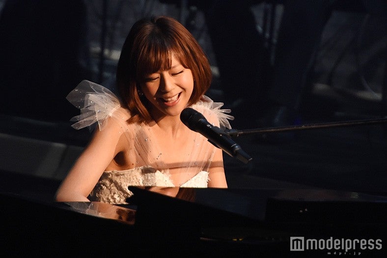 西内まりや「帰ってこれました」1年ぶり「レコ大」ステージで感謝の弾き語り＜レコ大＞