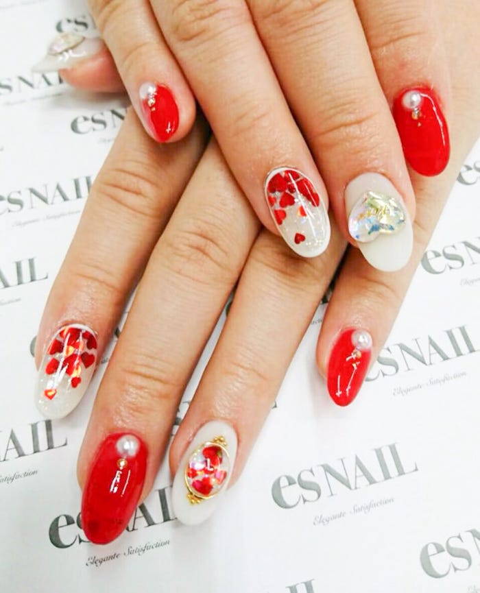 ハートが可愛いバレンタインネイル/画像提供:esNAIL