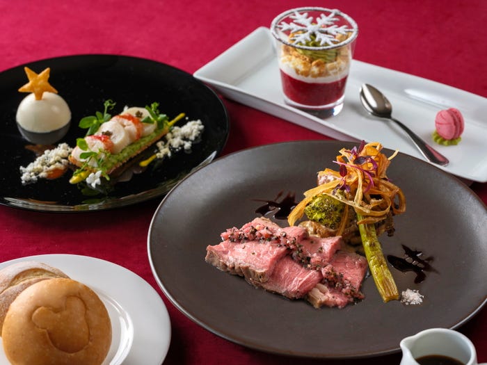 スペシャルコース 9,000円販売店舗:東京ディズニーランド「ブルーバイユー・レストラン」(C)Disney