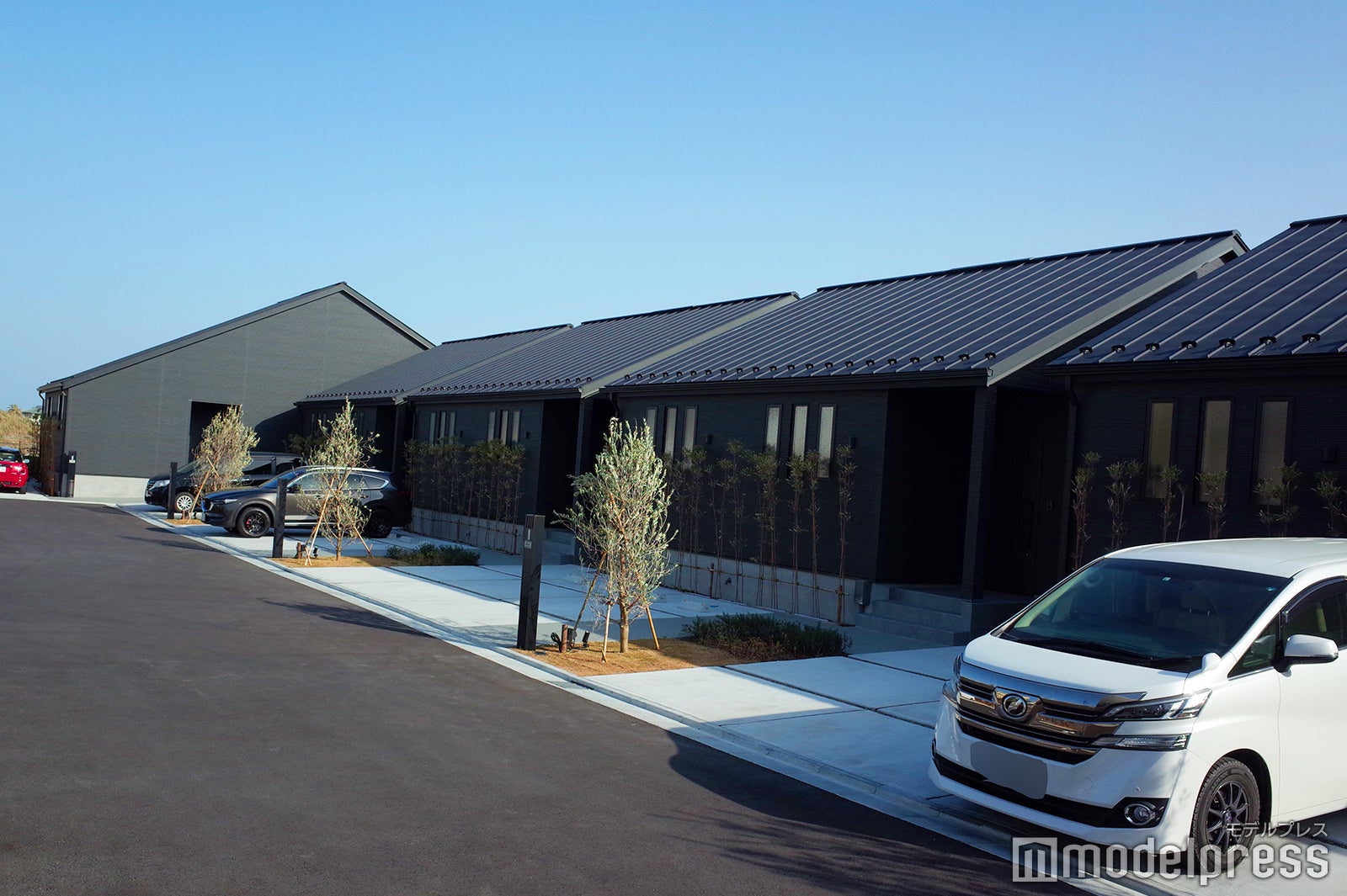 各棟ごとに車2台分の駐車スペース付き（C）モデルプレス