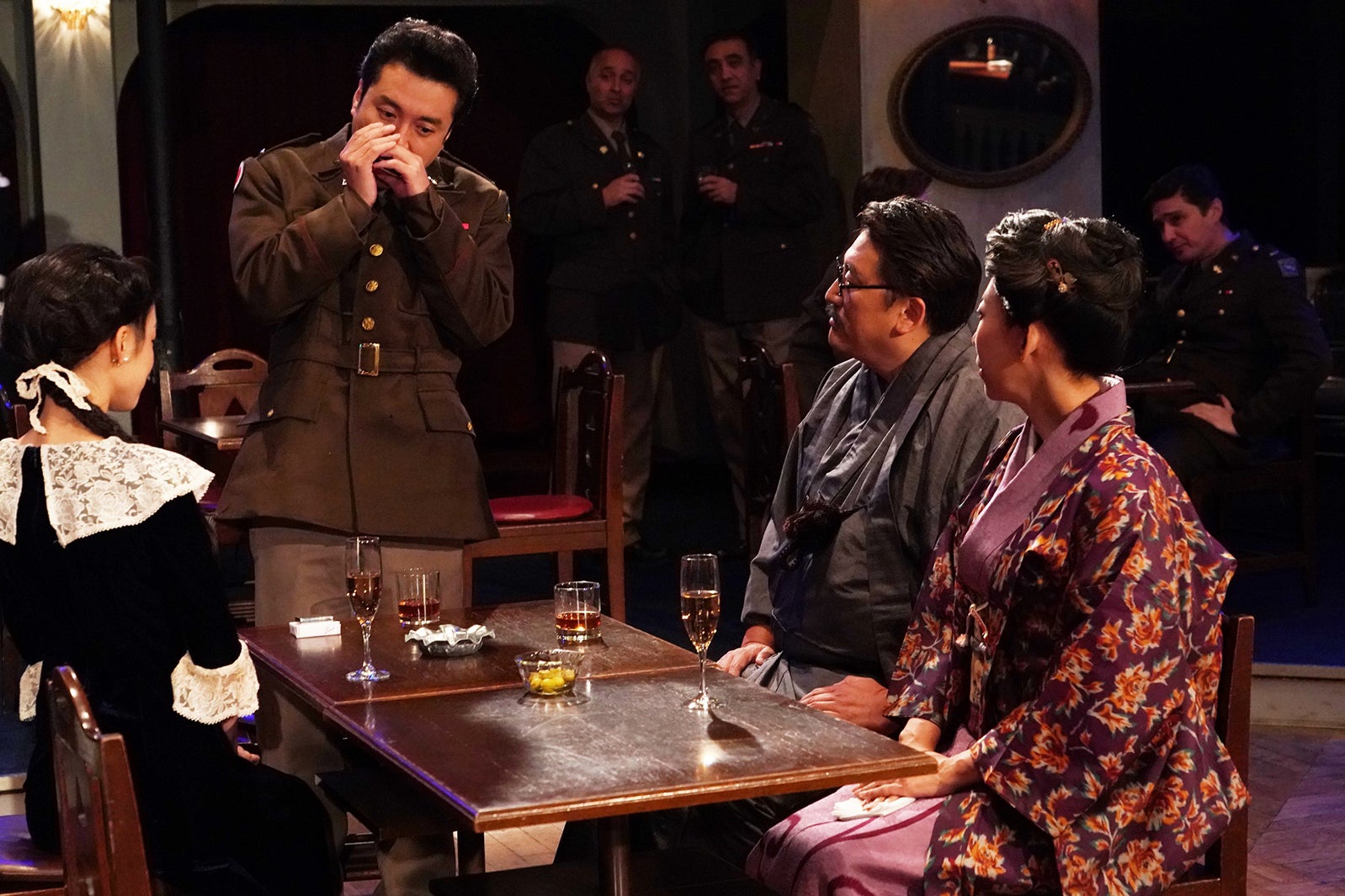 将校ラウンジのシーン （C）テレビ東京