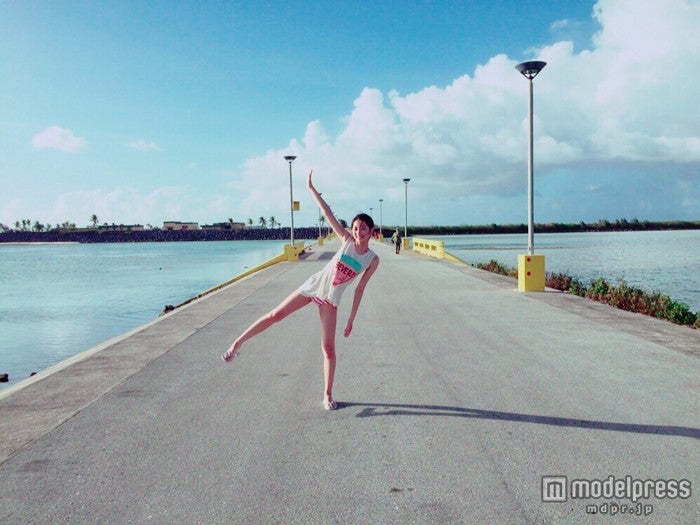スラリと伸びた長い手脚／画像提供：所属事務所