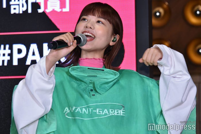 「PAKU」を生披露したasmi(C)モデルプレス