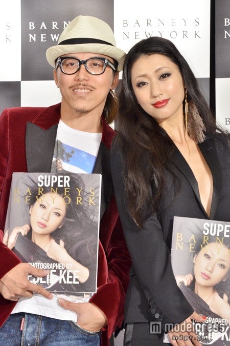 「SUPER BARNEYS PHOTO EXHIBITION」オープニングイベントに登場した壇蜜(右)と写真家のレスリー・キー(左)