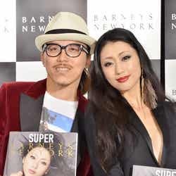 「SUPER BARNEYS PHOTO EXHIBITION」オープニングイベントに登場した壇蜜(右)と写真家のレスリー・キー(左)