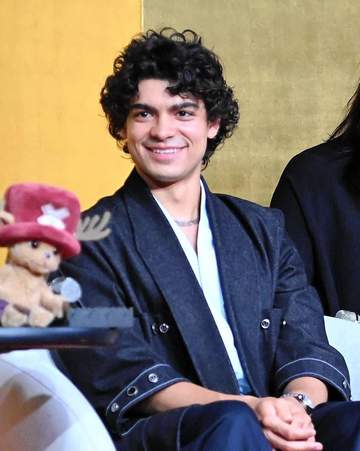 WBCで始球式のルフィ役外国人俳優 羽田空港で街頭インタビューに偶然登場 私服にもONE PIECE愛 流ちょうな日本語で「すき家は一番美味しい」