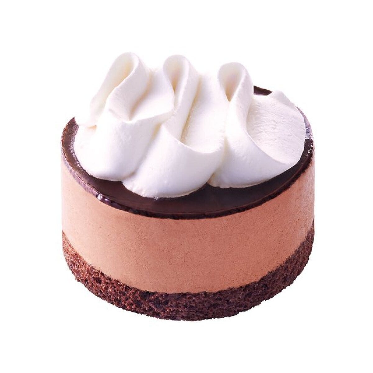 なめらかなチョコムースに白いホイップクリームが乗ったケーキ
