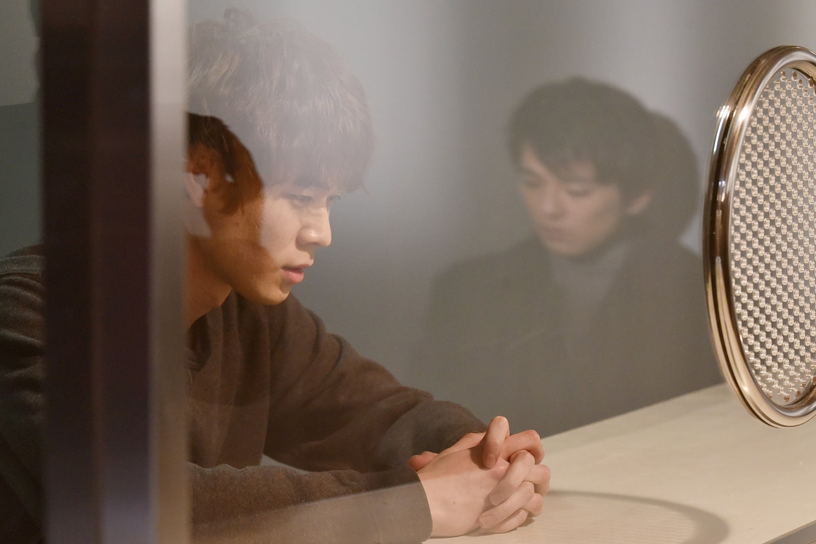 宮沢氷魚、新田真剣佑／「トドメの接吻」第8話より（C）日本テレビ