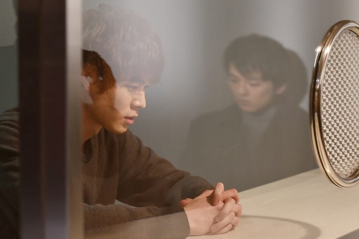 宮沢氷魚、新田真剣佑/「トドメの接吻」第8話より(C)日本テレビ