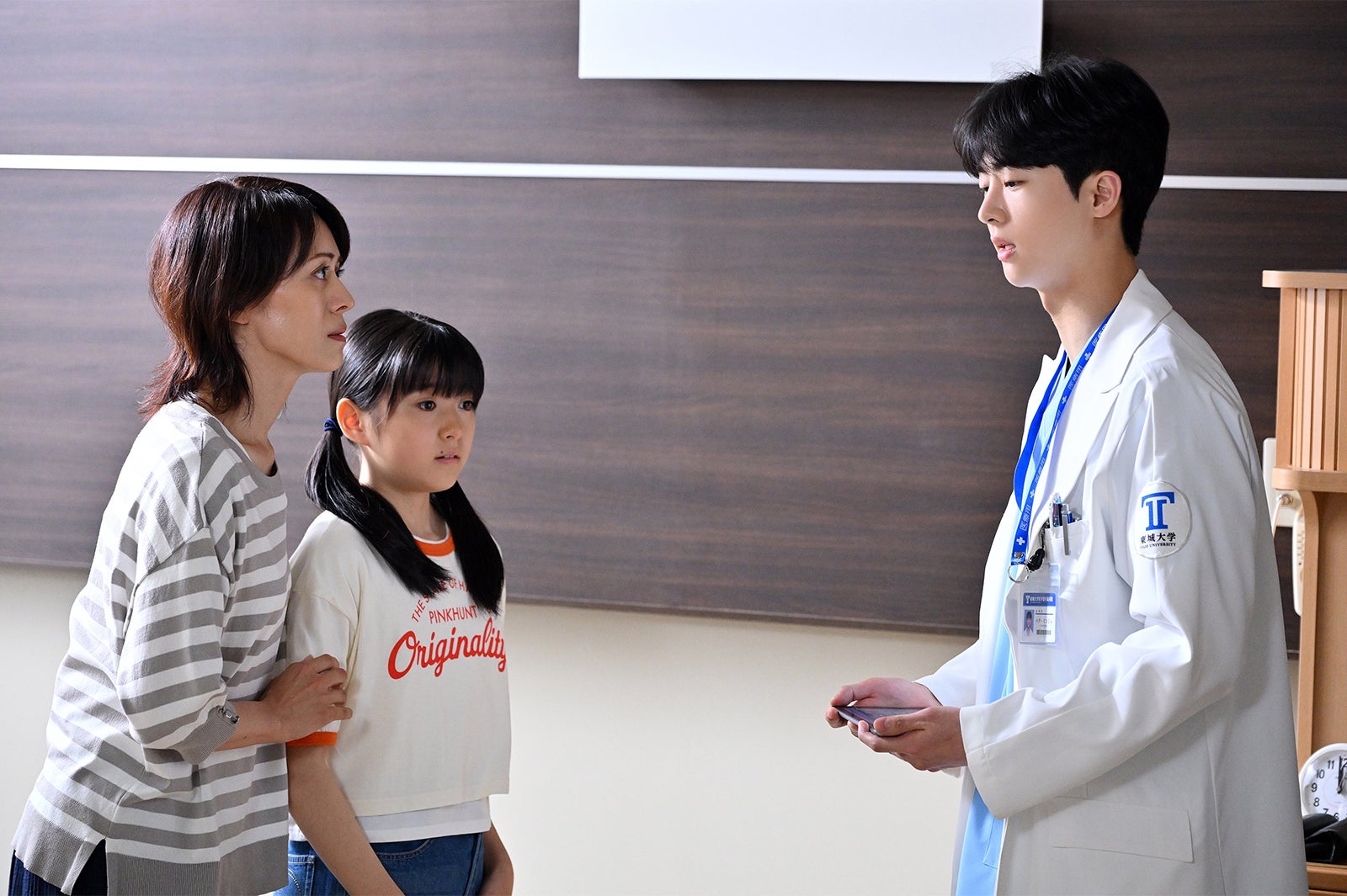 蘭寿とむ、堀越麗禾、キム・ムジュン「ブラックペアン シーズン２」第2話より（C）TBS