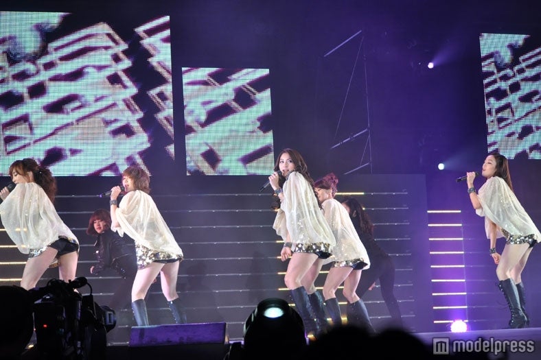 「Kiss」でパフォーマンスしたKARA