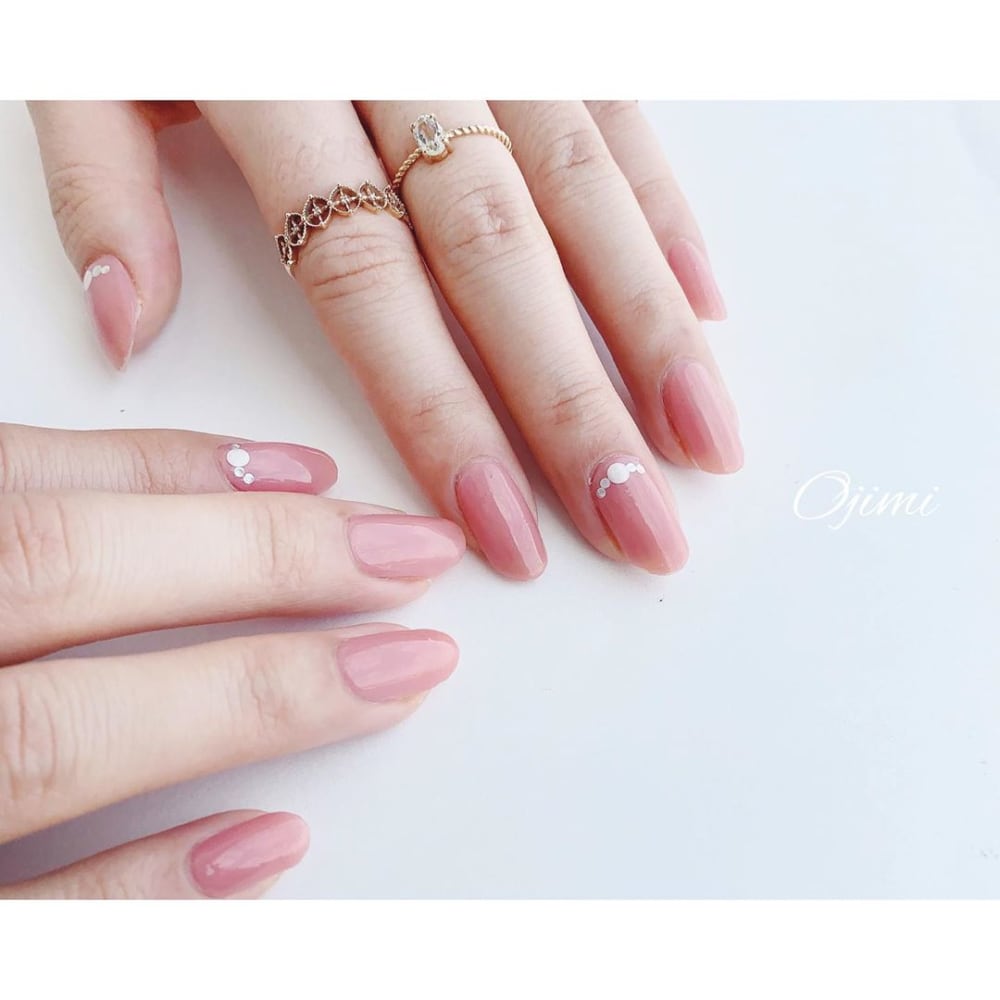 ジェラートファクトリーのオフィスネイルシールをしている写真