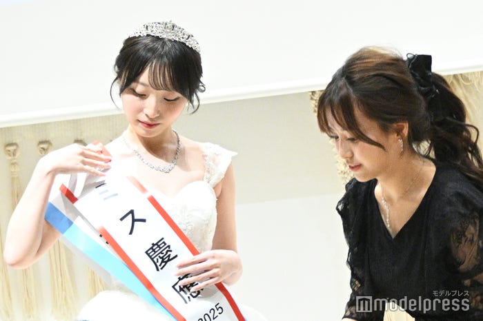 (左)北川智子さん(C)モデルプレス