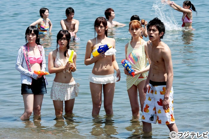 左から:小島藤子、美山加恋、西内まりや、トリンドル玲奈、山本裕典/ドラマ「山田くんと7人の魔女」第5話より