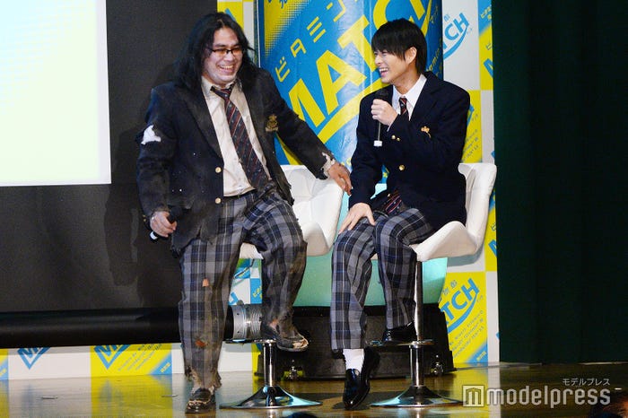 イベントの様子/CMで共演!わちゃわちゃする中岡創一(左)と平野紫耀(右)/(C)モデルプレス