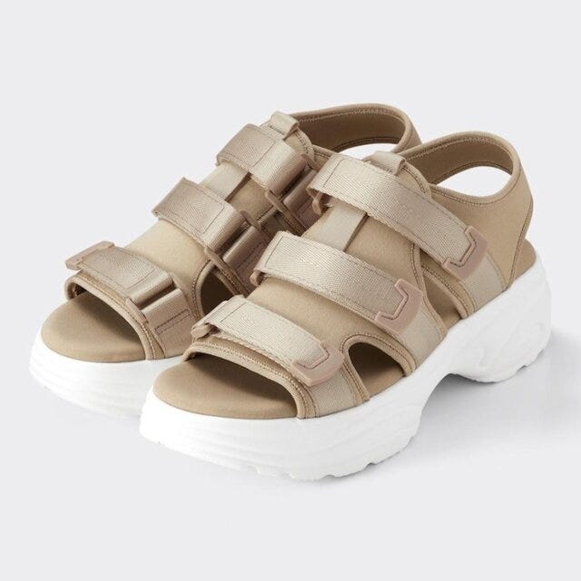 GU　リブニットワンピース　リラクシーコーデ　華奢見え　EccO　イラスト　ボリュームソールスポーツサンダル