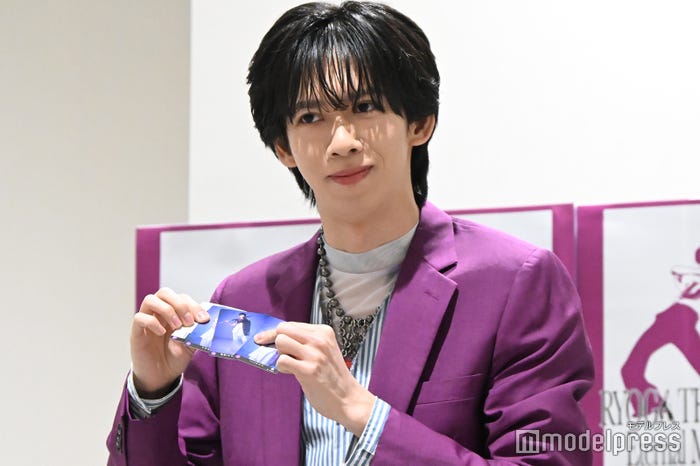 5枚のカードで大喜利するリョウガ(C)モデルプレス