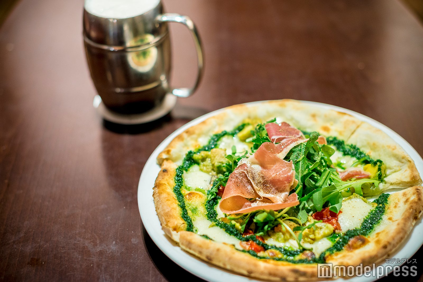 「ウソップガーデンピザ～野菜のオルトラーナ風～」と「海賊ジョッキビール」 （C）モデルプレス