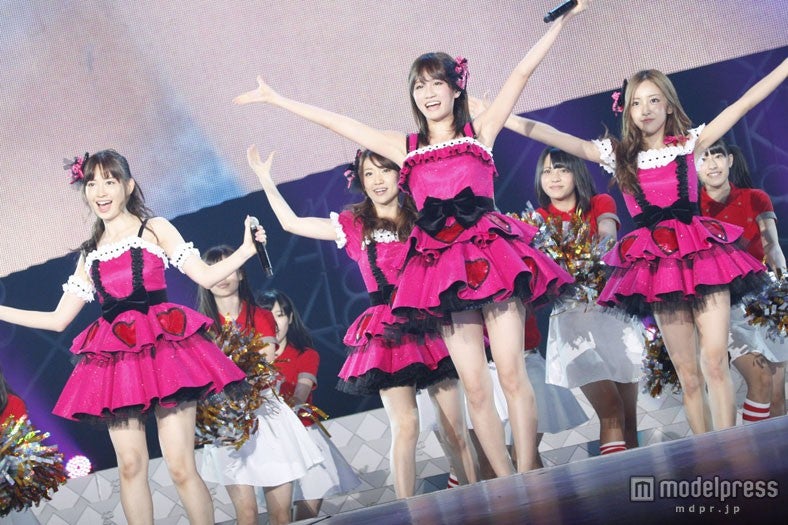 「アイドルなんて呼ばないで」を歌唱するメンバーたち（C）AKS