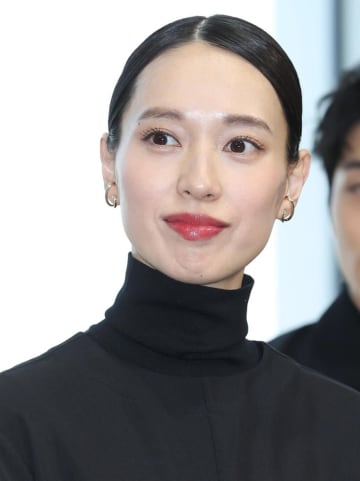 【リブート】一香（戸田恵梨香）の超絶おしゃれな上下ベージュ服、やはりハイブランドだった バッグも【ネタバレ】