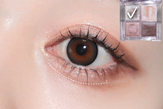 ⑥ラメを目頭~涙袋の中心に塗り、涙袋の影を描きます ⑥ラメを目頭~涙袋の中心に塗り、涙袋の影を描きます