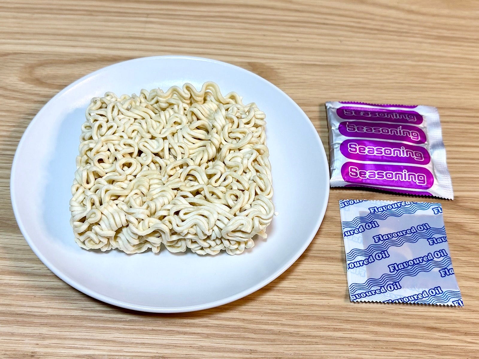袋の中には、乾麺と粉末スープと調味油の3点が入っています