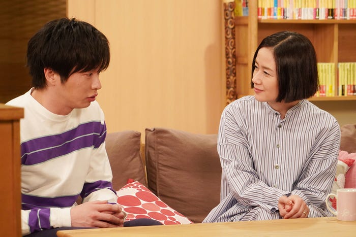 手塚夫婦の本棚から考察する人も/「あなたの番です」第4話より(C)日本テレビ