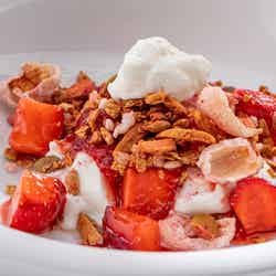 ピエール・エルメ・パリ グラノーラ イスパハン・あまおう苺のコンポート・ギリシャ風ヨーグルト(提供画像)