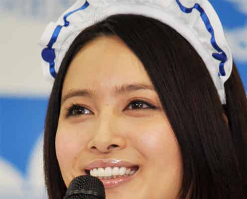 加藤夏希、adidas新スニーカー発表会でメイドコスプレ