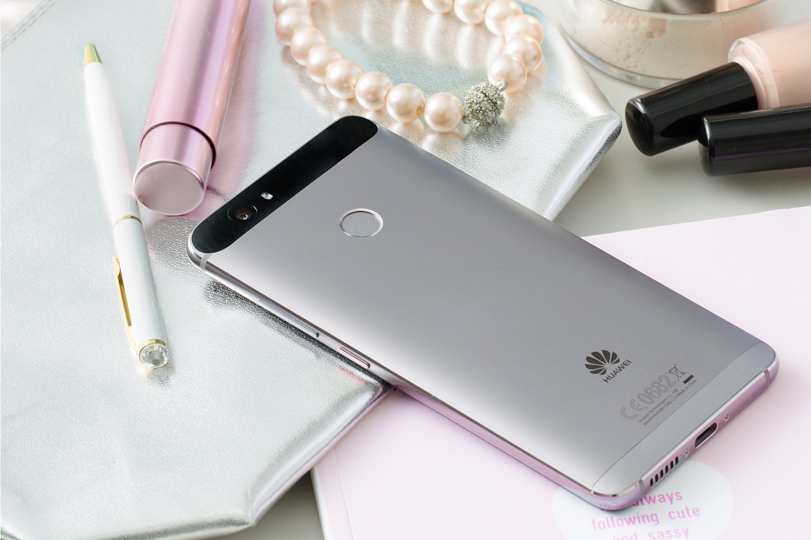 「HUAWEI nova」市場想定価格：\37,980（税抜）（画像提供：華為技術日本）