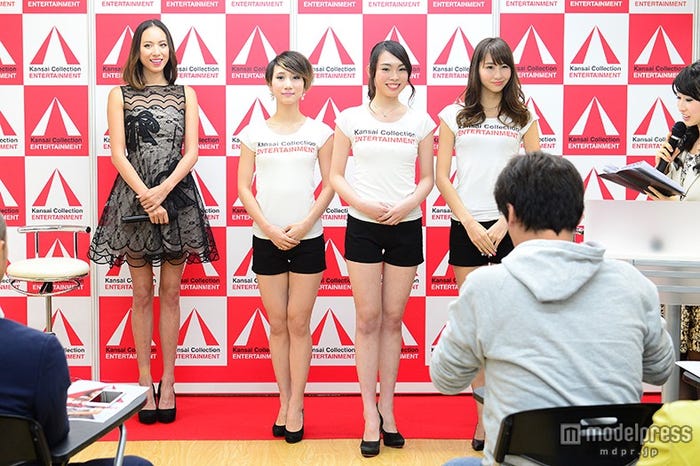 道端アンジェリカ(左)とモデルの卵3人