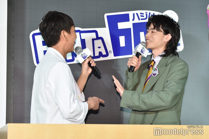 終始楽しそうな菅田将暉(右)と飯塚悟志(左)/(C)モデルプレス