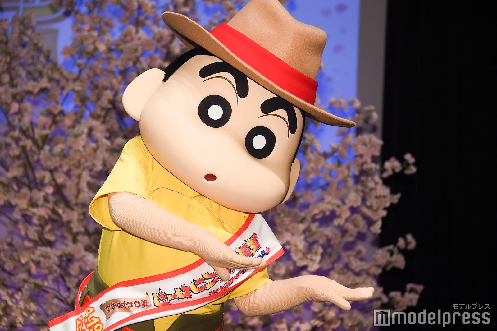 アカペラで歌いながら陽気に登場したしんちゃん（C）モデルプレス