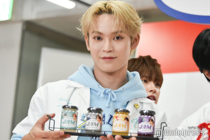 CD GOODSのジャムを見せる與那城奨(C)モデルプレス