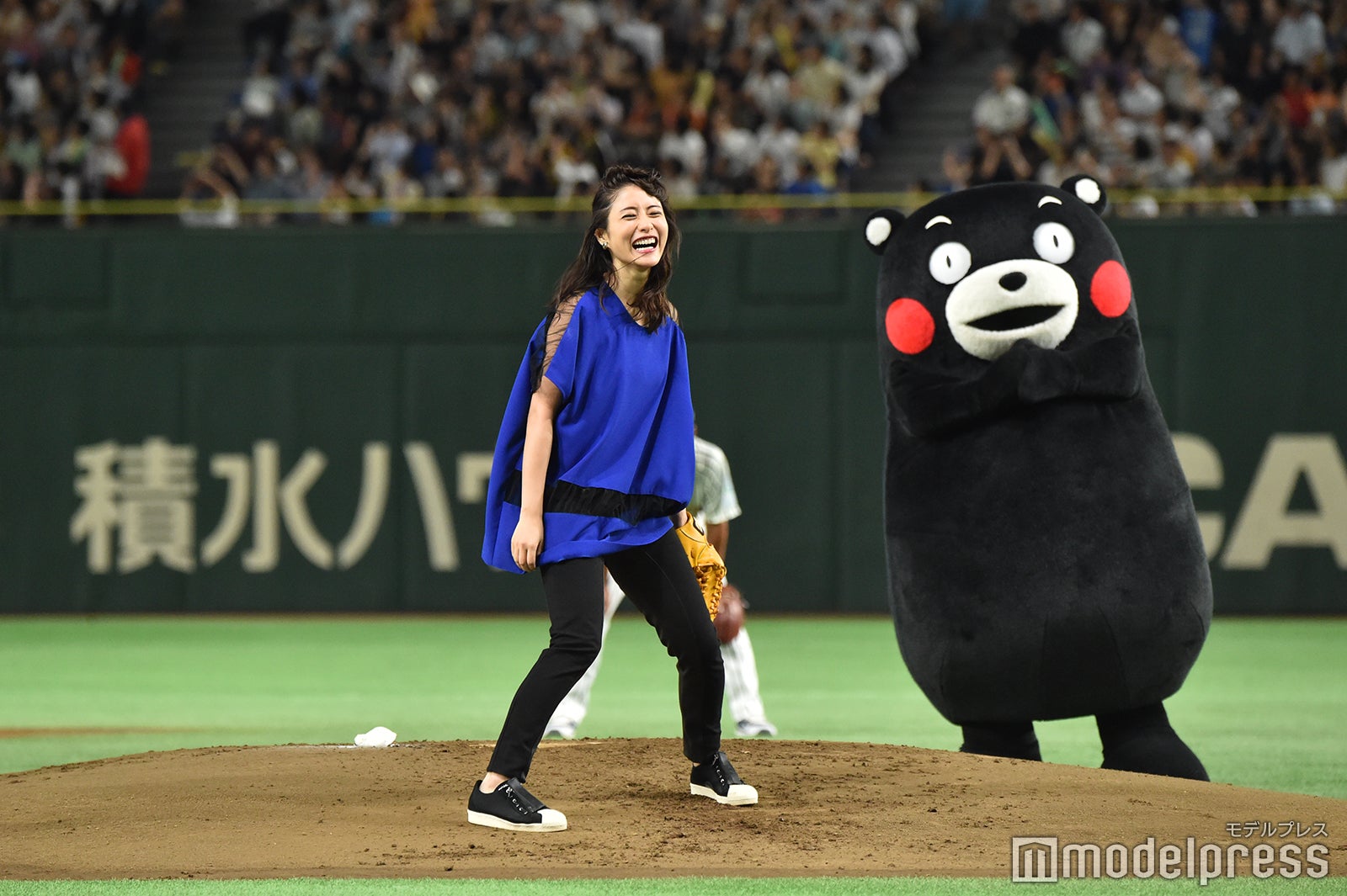 石原さとみ 三浦大輔氏直伝の2段モーション披露 5年連続始球式に登場 モデルプレス