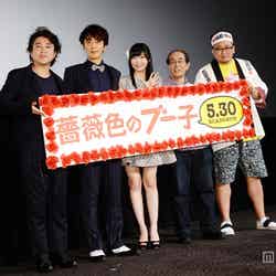 （左から）ムロツヨシ、ユースケ・サンタマリア、指原莉乃、志賀廣太郎、福田雄一監督