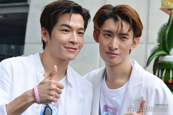 仲良しげに談笑していたマーチ=チュターウット・パッタラガムポン、向井康二(C)モデルプレス