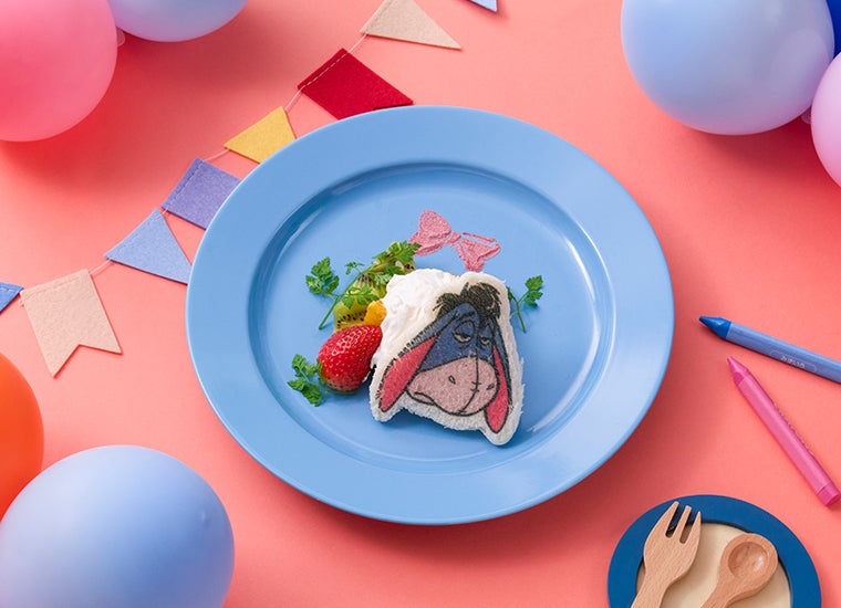 ＜イーヨー＞ERR...フルーツ＆パンプレート税込1,690円（C）Disney．Based on the "Winnie the Pooh" works by A．A．Milne and E.H. Shepard．