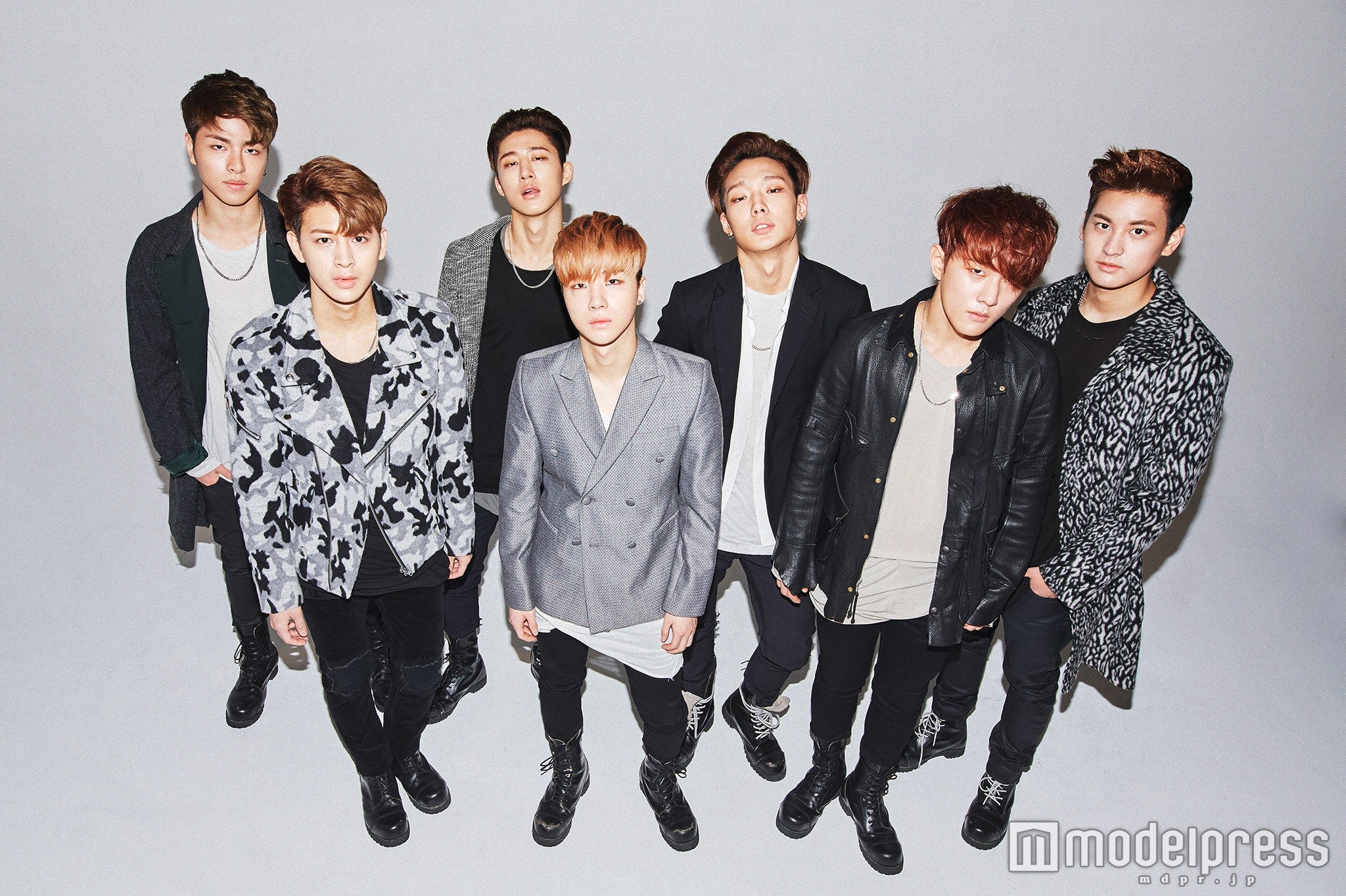 iKON（後列左から）ジュネ、B.I、BOBBY、チャヌ（前列左から）ユニョン、ジナン、ドンヒョク