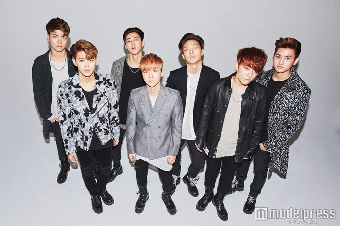 iKON(後列左から)ジュネ、B.I、BOBBY、チャヌ(前列左から)ユニョン、ジナン、ドンヒョク