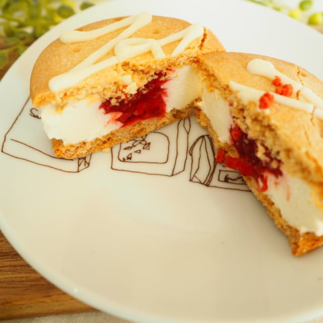 セブン新商品スイーツの苺レアチーズ断面