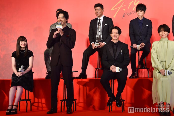 にこやかに挨拶をする吉沢亮(C)モデルプレス