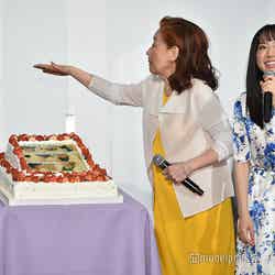 芦田愛菜のための巨大バースデーケーキにプリントされたポスターに感激し高橋恭平らを呼ぶ宮本信子（C）モデルプレス