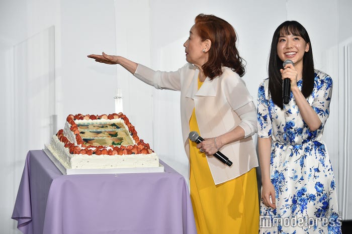 芦田愛菜のための巨大バースデーケーキにプリントされたポスターに感激し高橋恭平らを呼ぶ宮本信子(C)モデルプレス