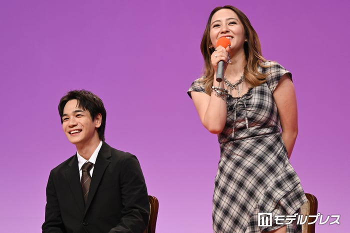 どちらがうるさいかで張り合う豆原一成、岡田結実(C)モデルプレス