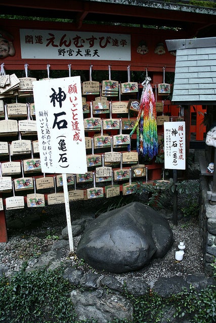 亀石を撫でると願いが叶うと言われる／photo by Kiwi He