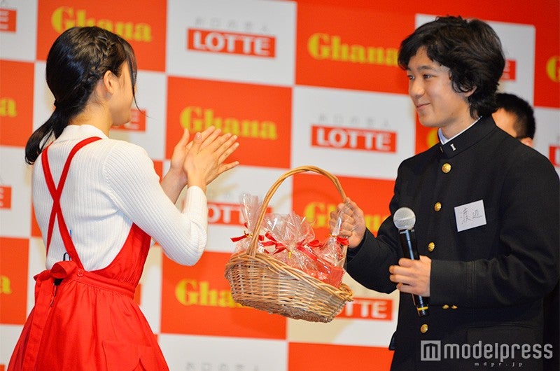 土屋太鳳がわたなべくんにサプライズバレンタイン（C）モデルプレス
