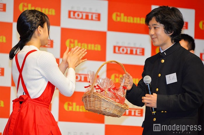 土屋太鳳がわたなべくんにサプライズバレンタイン(C)モデルプレス