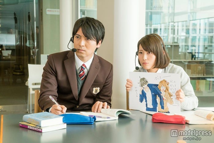 桝太一アナ&福田彩乃が恋愛バトルを実況(C)2015 映画「ヒロイン失格」製作委員会